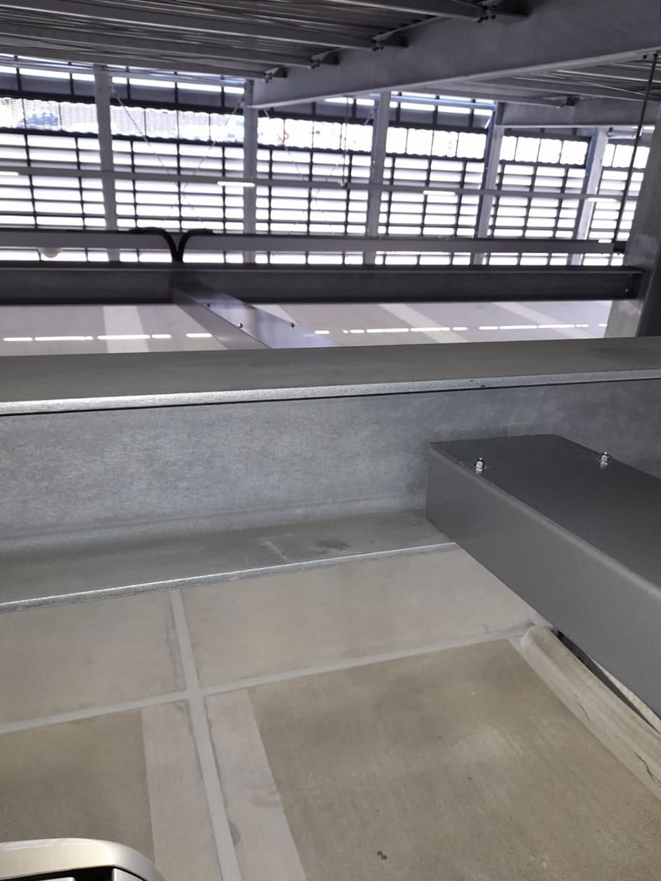 Kantteile in einer Parkgarage